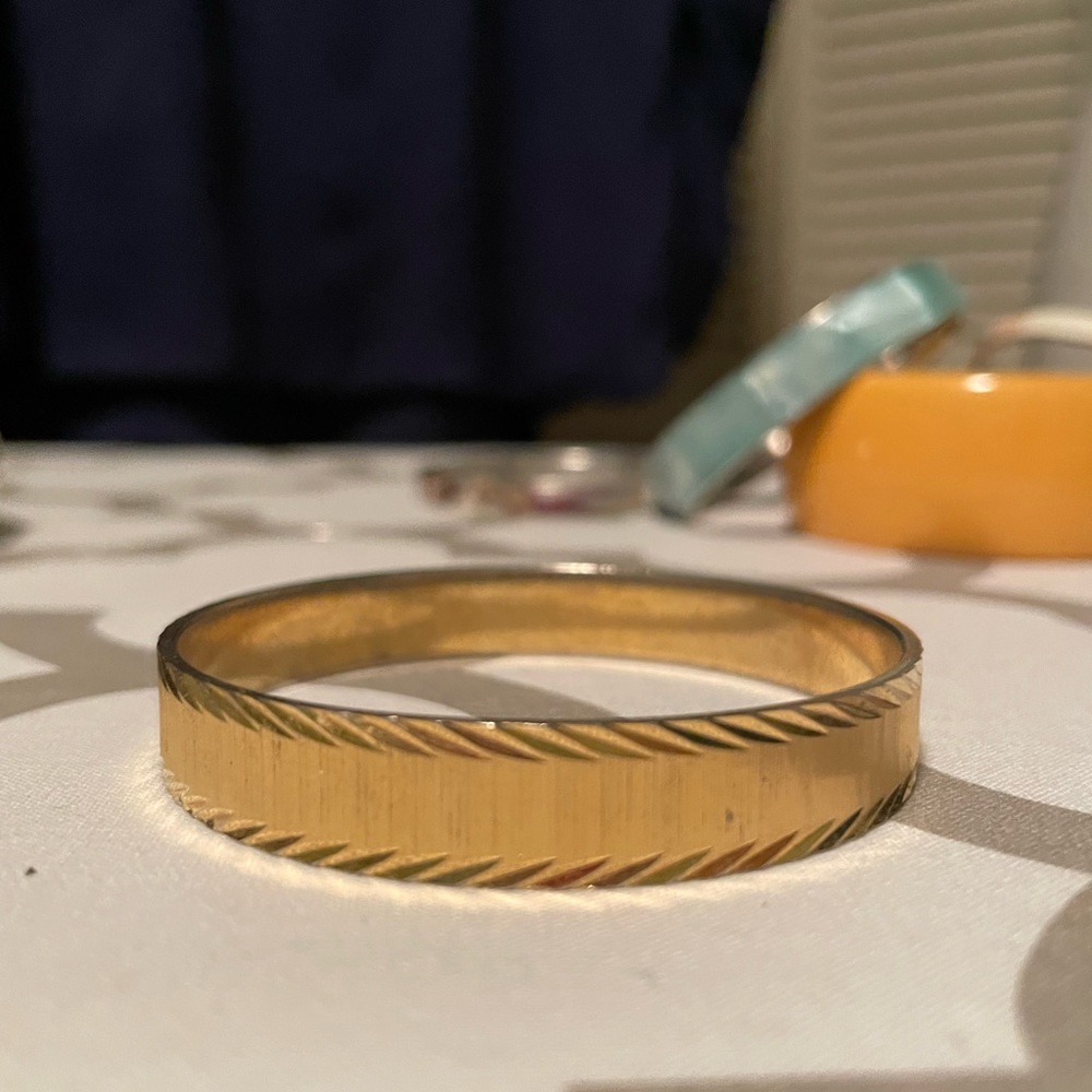 🦋 Gold toned Monet bangle with texture and feathering. Size 5